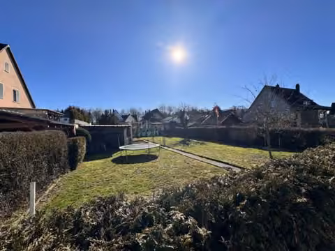 Zwangsversteigerung in Neustadt bei Coburg, Wildenheid – Garten- und Freifläche des rückwärtigen Grundstücksteils.