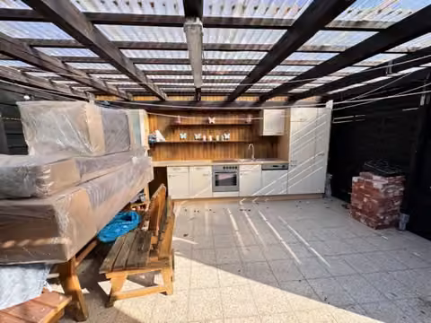 Zwangsversteigerung in Neustadt bei Coburg, Wildenheid – Überdachte Terrasse mit integrierter Außenküche.