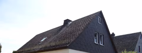 Zwangsversteigerung in Nordhalben – Nord-West-Ansicht des Wohngebäudes mit Schiefergiebel und Straßenfront.