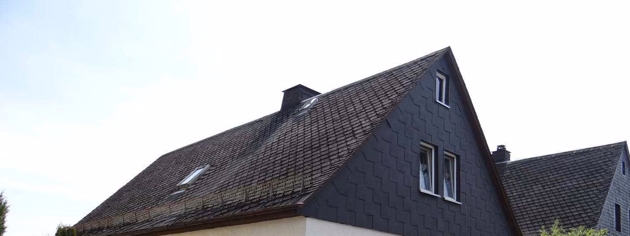 Zwangsversteigerung in Nordhalben – Nord-West-Ansicht des Wohngebäudes mit Schiefergiebel und Straßenfront.