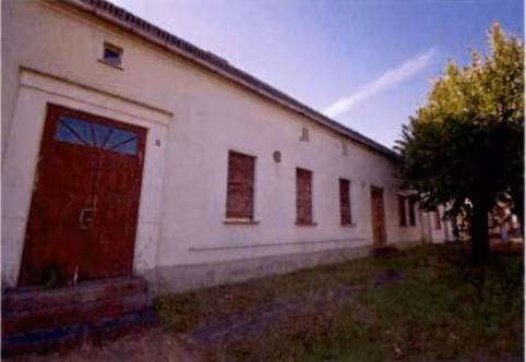 Zwangsversteigerung Einfamilienhaus in Niedergörsdorf – Innenhofansicht mit Nebengebäude und Teilen der Hofbebauung.