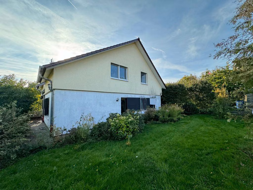 Zwangsversteigerung Einfamilienhaus in Marburg, Bauerbach – Nordostansicht des Wohnhauses vom rückwärtigen Gartenbereich aus.