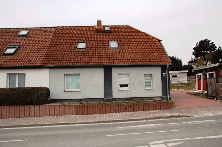 Zwangsversteigerung Einfamilienhaus in Dorf Mecklenburg – Frontalansicht der Doppelhaushälfte von der Bundesstraße B 106
