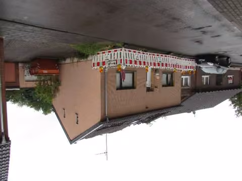 Zwangsversteigerung Einfamilienhaus in Bergheim, Quadrath-Ichendorf – Straßenseitige Außenansicht des Wohnhauses mit Zufahrt und PKW-Garage.