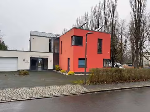 Zwangsversteigerung Einfamilienhaus in Dortmund, Innenstadt Ost – Ansicht der Gebäudefassade von der Disselhoffstraße mit Vorfahrt.