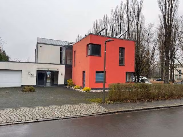 Zwangsversteigerung Einfamilienhaus in Dortmund, Innenstadt Ost – Ansicht der Gebäudefassade von der Disselhoffstraße mit Vorfahrt.