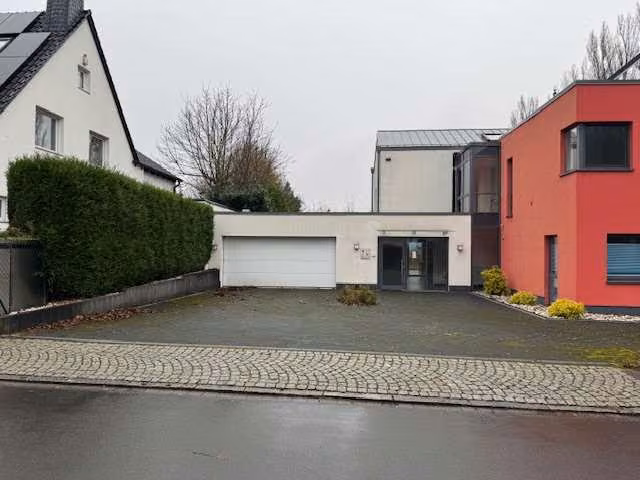 Zwangsversteigerung Einfamilienhaus in Dortmund, Innenstadt Ost – Zufahrt zur Doppelgarage und Eingangsbereich von der Disselhoffstraße.