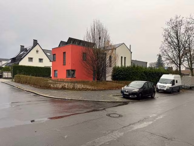 Zwangsversteigerung Einfamilienhaus in Dortmund, Innenstadt Ost – Eckansicht des Anwesens von Nordosten an der Straßenkreuzung.
