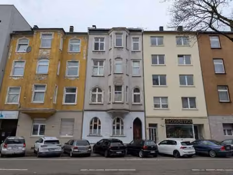Zwangsversteigerung Eigentumswohnung in Dortmund, Innenstadt-Nord – Straßenansicht des Mehrfamilienhauses Uhlandstraße 56 mit Markierung der Gebäudegrenzen.