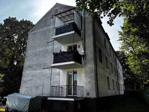 Zwangsversteigerung Eigentumswohnung in Dortmund, Dorstfeld – Außenansicht Südwest mit roter Markierung der Wohnung im Erdgeschoss.