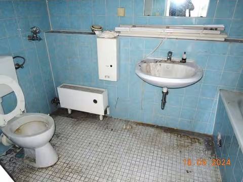 Zwangsversteigerung Eigentumswohnung in Ludwigshafen am Rhein, Mitte – Badezimmer mit baujahresgemäßer Sanitärausstattung und Renovierungsbedarf.