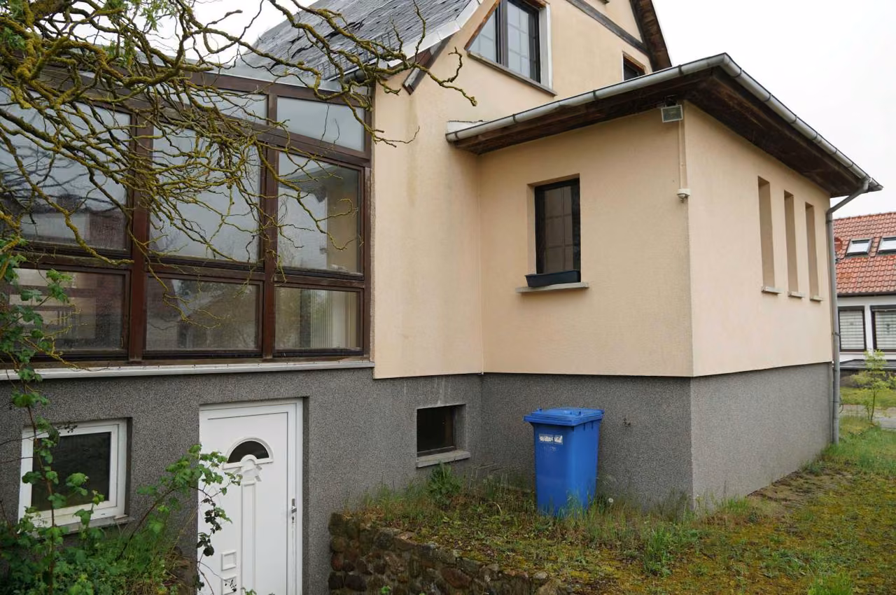 Zwangsversteigerung Einfamilienhaus in Kalbe (Milde), Jeetze – Seitenansicht des Einfamilienhauses mit Wintergartenanbau.