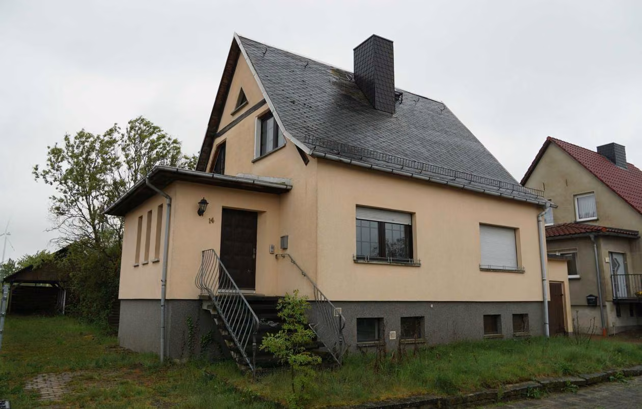 Zwangsversteigerung Einfamilienhaus in Kalbe (Milde), Jeetze – Vorderansicht des freistehenden Einfamilienhauses mit Eingangs- und Garagenanbau.