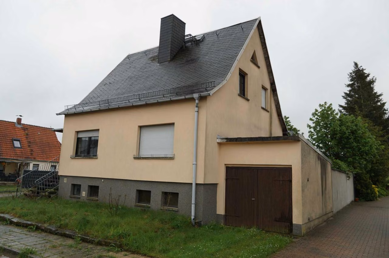 Zwangsversteigerung Einfamilienhaus in Kalbe (Milde), Jeetze – Straßenansicht des Wohnhauses inklusive angebauter massiver Garage.