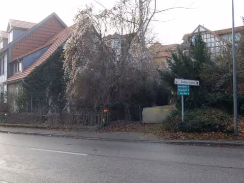 Zwangsversteigerung Einfamilienhaus in Blankenburg – Vorderansicht des Einfamilienhauses von Nordost mit erneuertem Satteldach und Gaube.