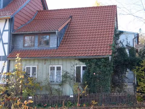 Zwangsversteigerung Einfamilienhaus in Blankenburg – Ansicht des zugehörigen Wirtschaftsgebäudes aus Fachwerk von Norden.