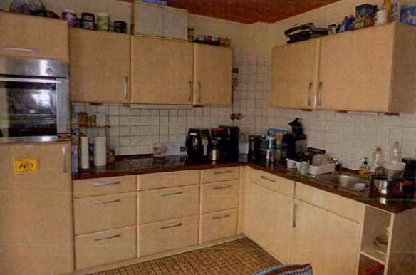 Zwangsversteigerung Mehrfamilienhaus in Hohenlockstedt – Einbauküche in der besichtigten Erdgeschosswohnung.