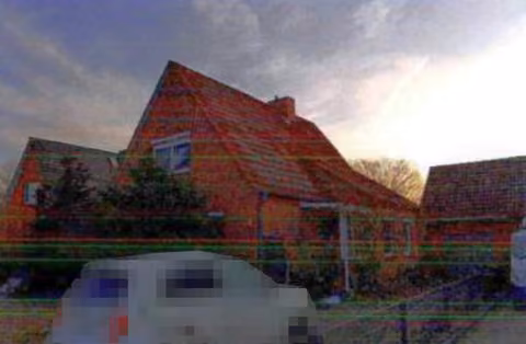 Zwangsversteigerung Einfamilienhaus in Kiebitzreihe – Vorderansicht des Einfamilienhauses von Westen mit Dach und Vorgarten.