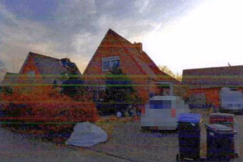 Zwangsversteigerung Einfamilienhaus in Kiebitzreihe – Ansicht des Wohnhauses mit Zufahrtsbereich.