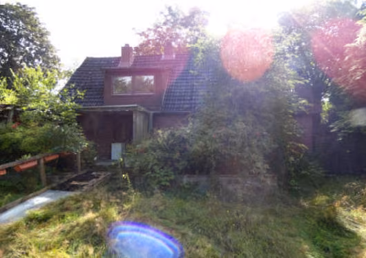 Zwangsversteigerung in Sankt Michaelisdonn, Hindorf – Rückwärtige Ansicht des Wohnhauses mit Wintergarten und Gartenbereich.
