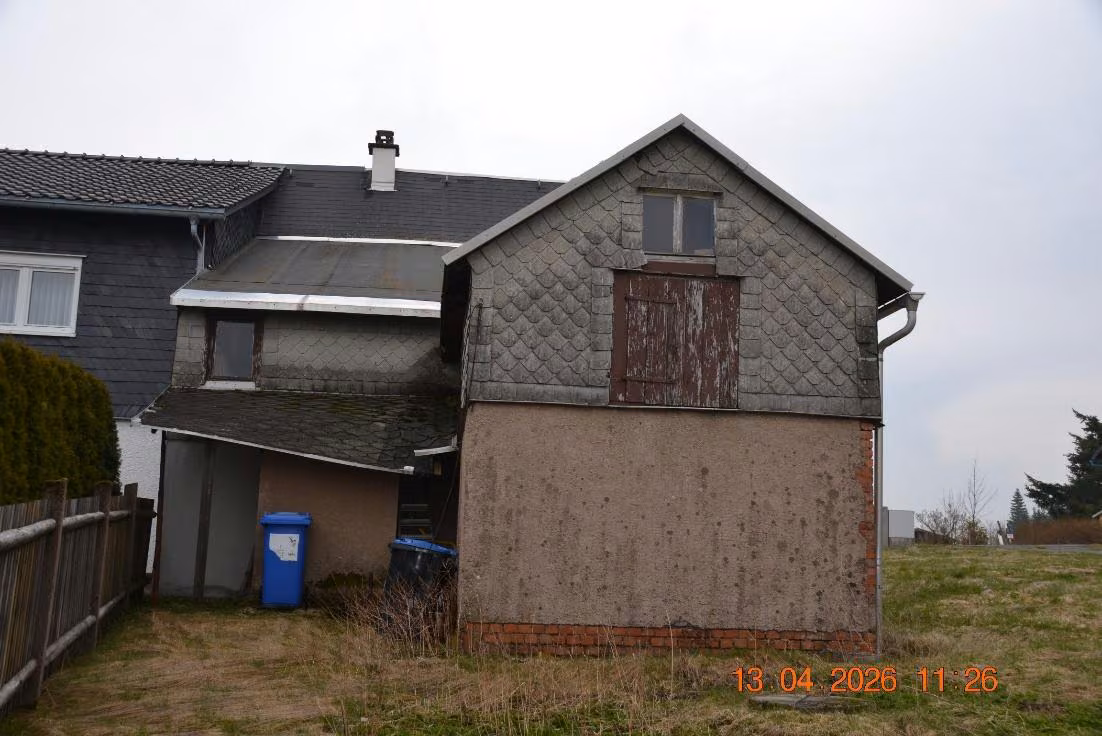 Zwangsversteigerung Einfamilienhaus in Föritztal, Neuenbau – Rückansicht des Wohnhauses mit Schuppenanbau aus westlicher Richtung.