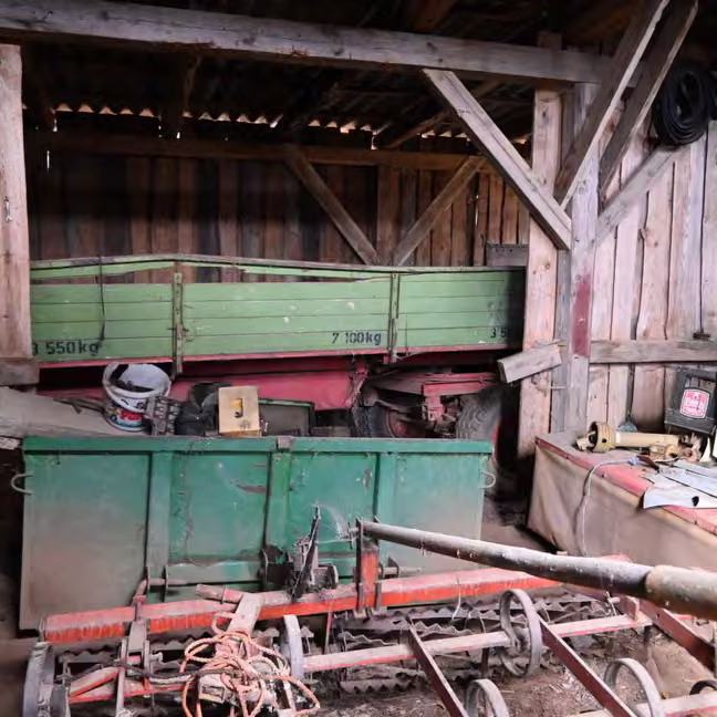 Zwangsversteigerung Landwirtschaft in Wolframs-Eschenbach, Reutern – Innenansicht der Maschinenhalle mit landwirtschaftlichen Geräten