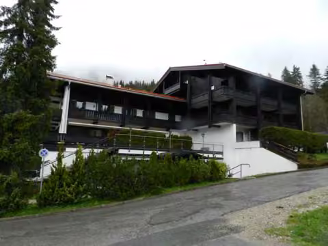 Zwangsversteigerung in Schliersee, Spitzingsee – Südansicht des Mehrparteienhauses mit Balkonen und Kennzeichnung der Wohnung.