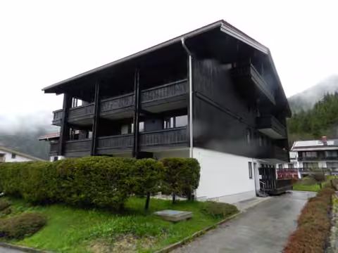 Zwangsversteigerung in Schliersee, Spitzingsee – Südostansicht des Gebäudes mit Balkonen und Wohnungsmarkierung.