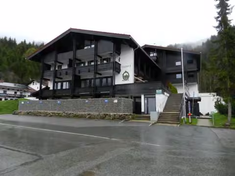Zwangsversteigerung in Schliersee, Spitzingsee – Ansicht des Wohngebäudes von der Spitzingstraße aus westlicher Richtung.