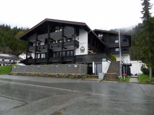 Zwangsversteigerung in Schliersee, Spitzingsee – Ansicht des Wohngebäudes von der Spitzingstraße aus westlicher Richtung.