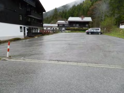 Zwangsversteigerung in Schliersee, Spitzingsee – Asphaltierte oberirdische Pkw-Stellplatzfläche des Anwesens.