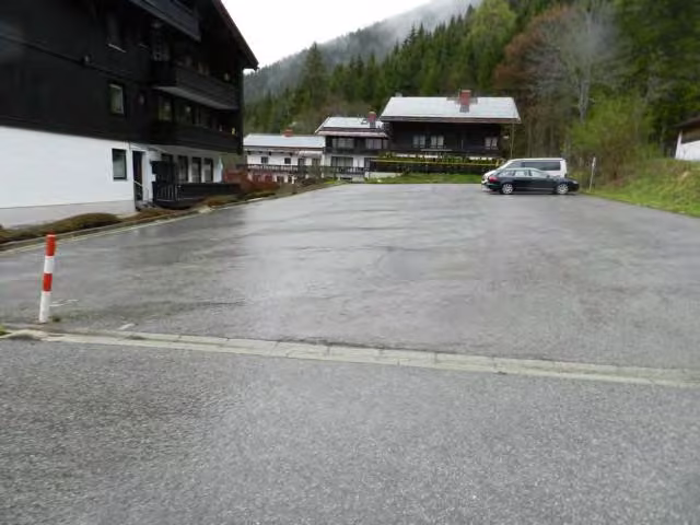 Zwangsversteigerung in Schliersee, Spitzingsee – Asphaltierte oberirdische Pkw-Stellplatzfläche des Anwesens.