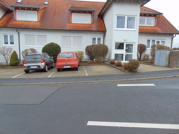 Zwangsversteigerung Eigentumswohnung in Hettstadt – Zu geordneter Pkw-Außenstellplatz Nummer 5.