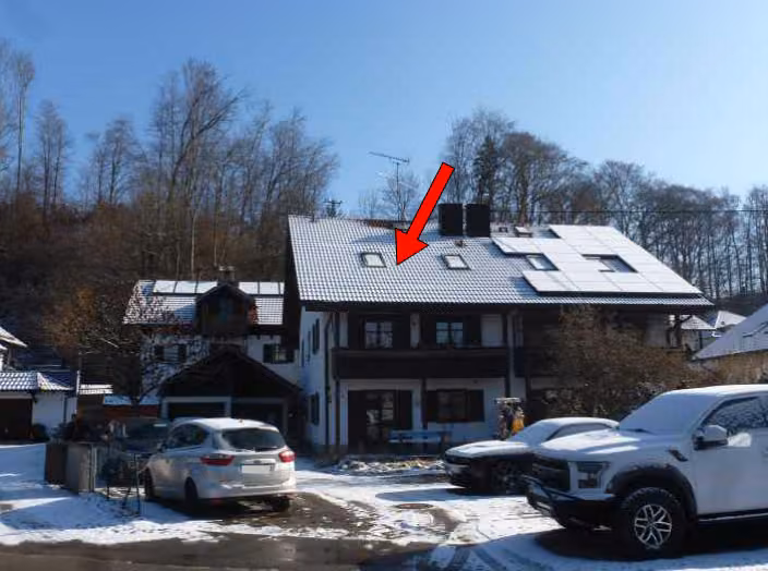 Zwangsversteigerung Doppelhaushälfte in Isen, Burgrain – Blick von Westen auf die Vorderseite des Anwesens.