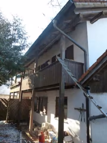 Zwangsversteigerung Doppelhaushälfte in Isen, Burgrain – Blick von Nordosten auf die Rückseite und Balkone des Wohngebäudes.