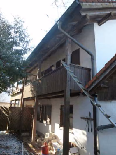 Zwangsversteigerung Doppelhaushälfte in Isen, Burgrain – Blick von Nordosten auf die Rückseite und Balkone des Wohngebäudes.