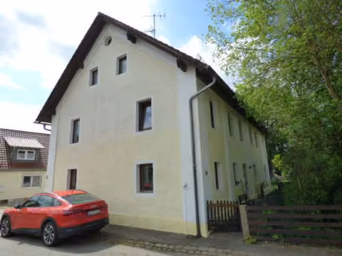 Zwangsversteigerung Zweifamilienhaus in Schwarzhofen, Zangenstein – Gesamtansicht des Zweifamilienhauses von Nordwesten mit Straßenzugang.