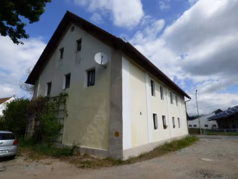 Zwangsversteigerung Zweifamilienhaus in Schwarzhofen, Zangenstein – Gesamtansicht der südöstlichen Fassade des Wohnhauses.