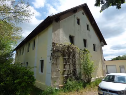 Zwangsversteigerung Zweifamilienhaus in Schwarzhofen, Zangenstein – Südwestansicht des Hauses mit angrenzendem Gartenbereich.