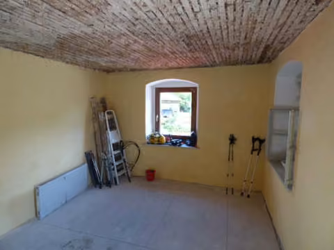 Zwangsversteigerung Zweifamilienhaus in Schwarzhofen, Zangenstein – Zimmer im Erdgeschoss im rohbauähnlichen Baustellenzustand mit Gewölbedecke.