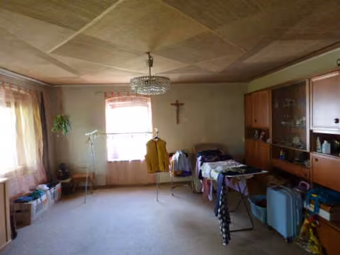 Zwangsversteigerung Zweifamilienhaus in Schwarzhofen, Zangenstein – Zimmerbeispiel im Obergeschoss mit einfachem Ausstattungsstandard.