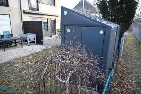 Zwangsversteigerung Reihenhaus in Nürnberg, Eibach – Nordansicht des Reihenmittelhauses mit Hauseingangsbereich und Vorgarten.