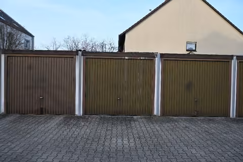 Zwangsversteigerung Reihenhaus in Nürnberg, Eibach – Südansicht des Reihenmittelhauses mit Terrasse und Gartenbereich.