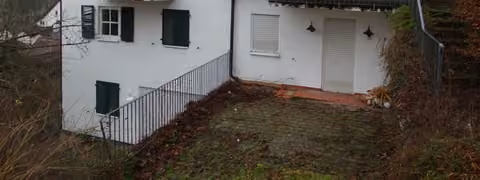 Zwangsversteigerung Eigentumswohnung in Heiligenstadt – West-Ansicht des Wohnhauses mit vorgelagerter massiver Hangtreppe