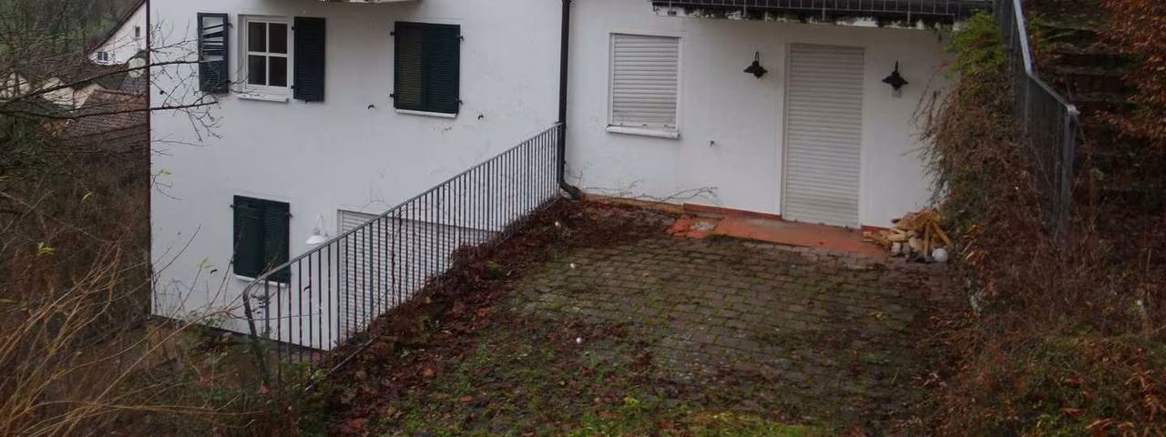 Zwangsversteigerung Eigentumswohnung in Heiligenstadt – West-Ansicht des Wohnhauses mit vorgelagerter massiver Hangtreppe