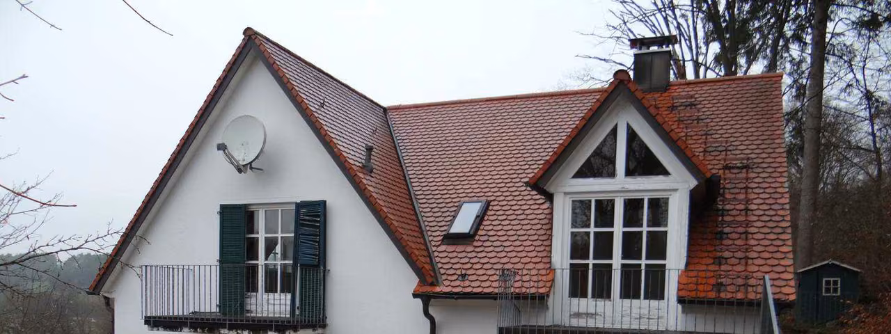 Zwangsversteigerung Eigentumswohnung in Heiligenstadt – Süd-Ansicht des Gebäudes mit Gaube, Giebel und Balkon