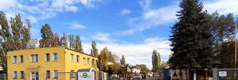 Zwangsversteigerung Grundstück in Berlin, Alt-Hohenschönhausen – Außenansicht des Bürogebäudes und der Grundstückszufahrt.