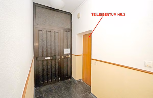 Zwangsversteigerung Büro in Berlin, Halensee – Zugangstür zum Sondereigentum Nr. 3 im Treppenhaus.