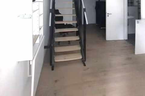 Zwangsversteigerung Eigentumswohnung in Berlin, Adlershof – Blick in den Wohnraum mit eingebauter Zwischendecke und Treppe.