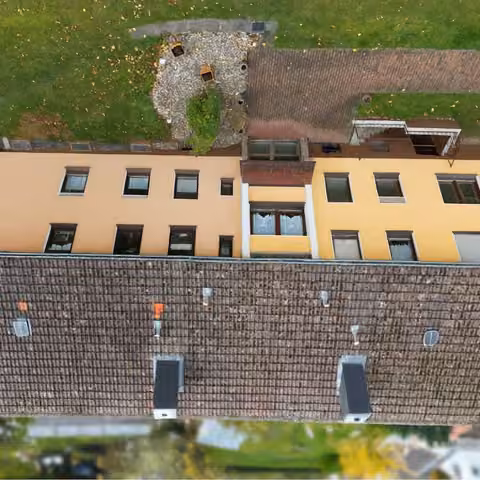 Zwangsversteigerung Eigentumswohnung in Homberg (Efze) – Gartenseitige Ansicht des Mehrfamilienhauses mit Balkon und Loggia.